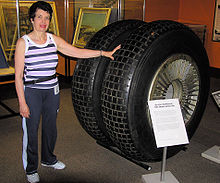 Airplane Picture - Bristol Brabazon main undercarriage wheels