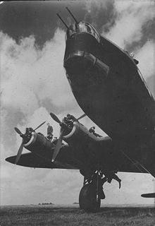 Airplane Picture - Ground crew performing maintenance tasks