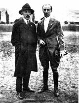 Aviation History - Eduardo Bradley - Eduardo Bradley next to Santos Dumont.