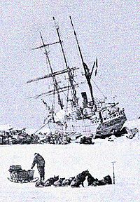 World War 1 Picture - The Stella Polare was trapped and threatened to sink. The crew were obliged to land with the utmost haste and to secure materials for building a dwelling.