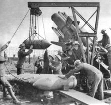 World War 1 Picture - Loading a 15-inch howitzer