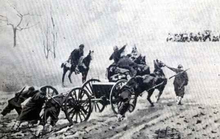 World War 1 Picture - Soldiers push an artillery piece up the mountain passes