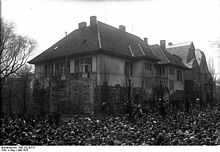 World War 1 Picture - Crowds in front of Hindenburg's villa in Hannover on 12 May 1925