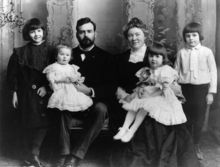 World War 1 Picture - Photograph of Hemingway family in 1905, from left: Marcelline, Sunny, Clarence, Grace, Ursula and Ernest.