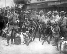 World War 1 Picture - French soldiers halting in Salonica. 1915