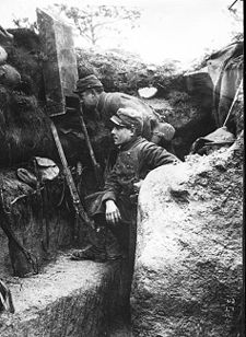 World War 1 Picture - French troopers using periscope, 1915