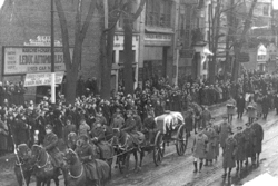 World War 1 Picture - Funeral procession of Arthur Currie: horse-drawn caisson moves along Park Avenue in Montreal, Quebec.