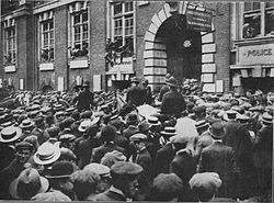 World War 1 Picture - Young men besieging the recruiting offices in Whitehall, London.