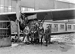 World War 1 Picture - King (second from right) with Captain George Jones (far right), No. 4 Squadron AFC, British Occupation forces in Germany, December 1918