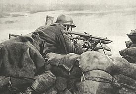 World War 1 Picture - A Belgian machinegunner on the front lines in 1918