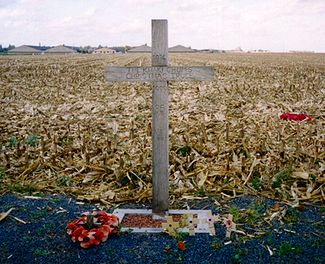 World War 1 Picture - A cross, left near Ypres in Belgium in 1999, to commemorate the site of the Christmas Truce in 1914. The text reads:
1914 - The Khaki Chum's Christmas Truce - 1999 - 85 Years - Lest We Forget.