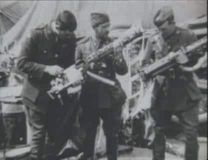 World War 1 Picture - Australian soldiers and airmen examine the remnants of Richthofen's triplane