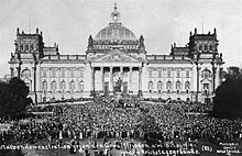 World War 1 Picture - Demonstration against the Treaty in front of the Reichstag building