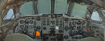 Airplane Picture - DeHavilland Comet 4C cockpit